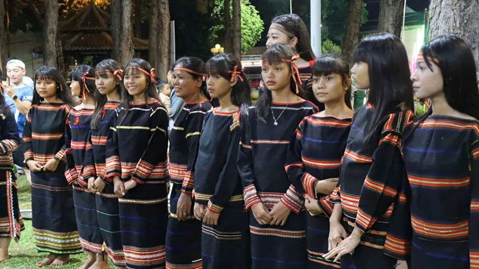 Người trẻ tham gia biểu diễn 
