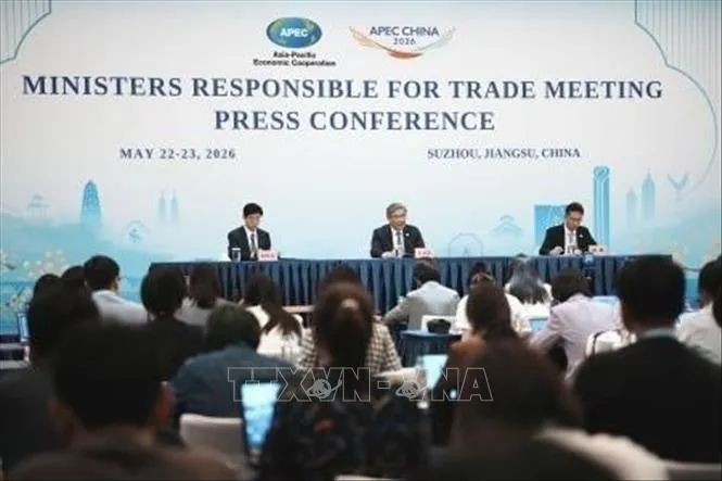 Phát biểu tại họp báo sau hội nghị, Bộ trưởng Thương mại Trung Quốc Vương Văn Đào (giữa) cho biết các bên đã trao đổi thẳng thắn, sâu rộng và mang tính xây dựng xoay quanh chủ đề “Xây dựng cộng đồng châu Á - Thái Bình Dương, thúc đẩy thịnh vượng chung”. Ảnh: Kyodo/TTXVN Phát biểu tại họp báo sau hội nghị, Bộ trưởng Thương mại Trung Quốc Vương Văn Đào (giữa) cho biết các bên đã trao đổi thẳng thắn, sâu rộng và mang tính xây dựng xoay quanh chủ đề “Xây dựng cộng đồng châu Á - Thái Bình Dương, thúc đẩy thịnh vượng chung”. Ảnh: Kyodo/TTXVN