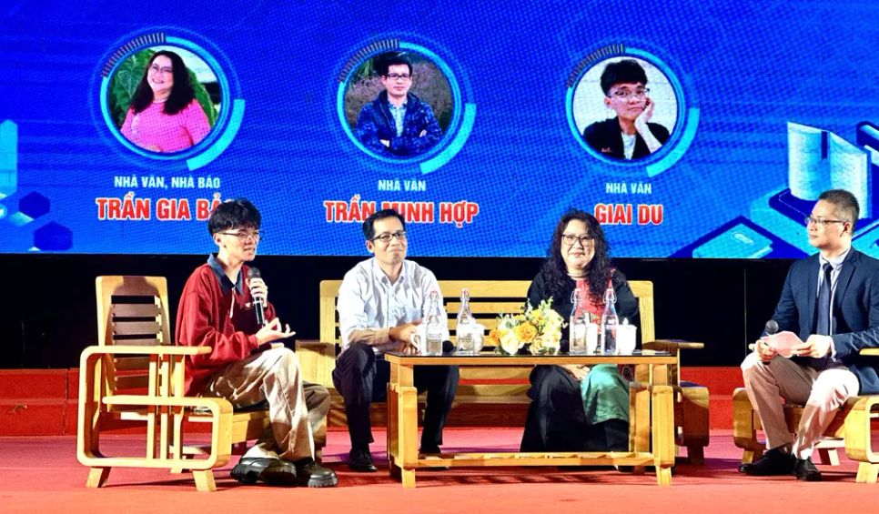 Các nhà văn Giai Du, Trần Minh Hợp và Trần Gia Bảo (từ trái qua) giao lưu với sinh viên Trường Đại học Sư phạm TPHCM