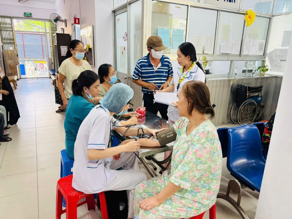 Người dân khám sức khỏe tại Trạm y tế phường Đức Nhuận