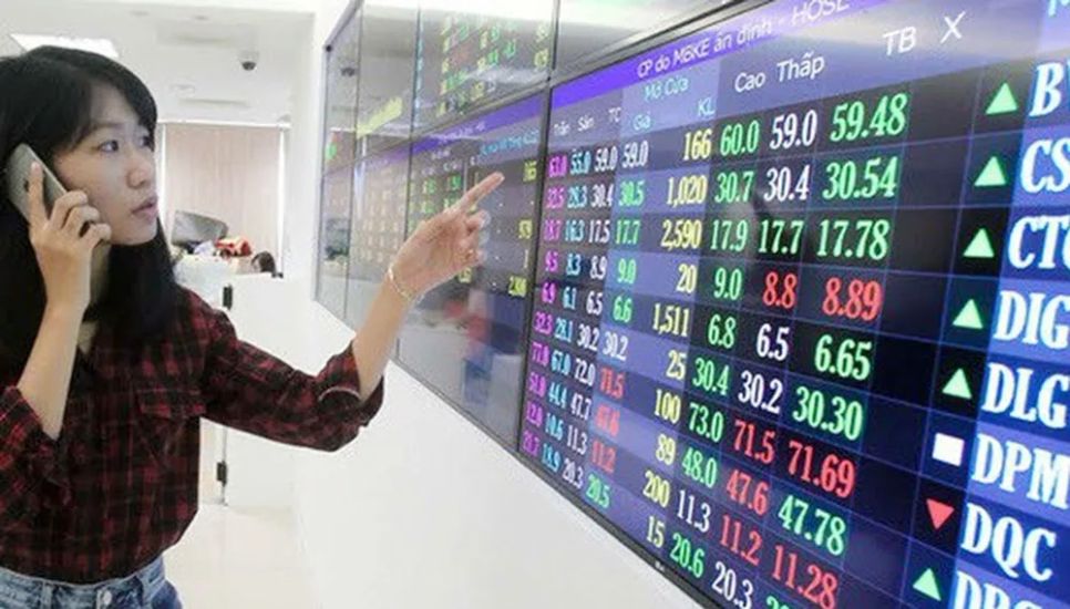 Nhà đầu tư theo dõi diễn biến thị trường chứng khoán tại một công ty chứng khoán ở TPHCM. Ảnh: HOÀNG HÙNG