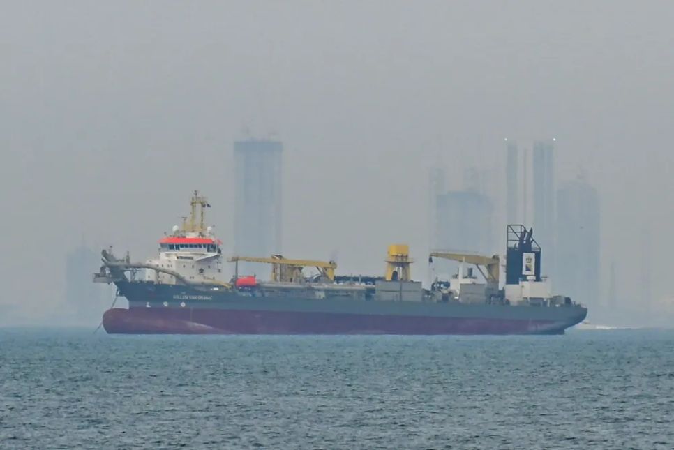 Tàu thuyền neo ở vùng biển ngoài khơi Dubai do hoạt động hàng hải bị gián đoạn ở eo biển Hormuz. Ảnh: THX Tàu thuyền neo ở vùng biển ngoài khơi Dubai do hoạt động hàng hải bị gián đoạn ở eo biển Hormuz. Ảnh: THX