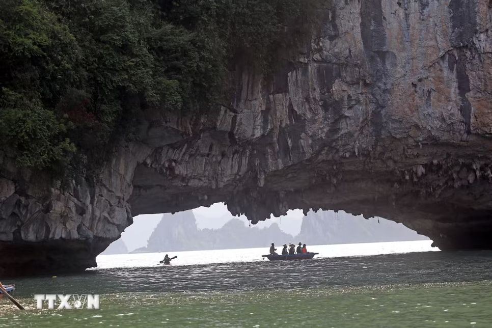 Khám phá hành trình xuyên di sản Hạ Long-Lan Hạ