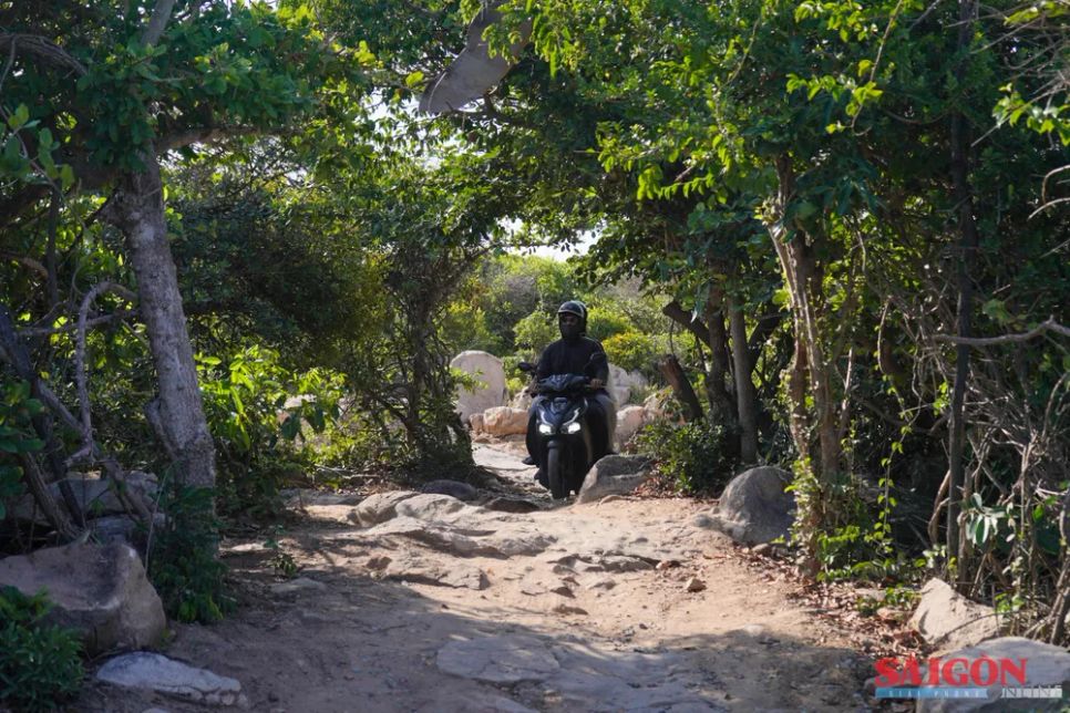 Hiện giá vé tham quan công viên đá Ninh Thuận là 40.000 đồng/người. Xe máy có thể di chuyển vào gần khu vực công viên, riêng ô tô gửi bên ngoài sau đó đi bộ khoảng 600m đến điểm tham quan