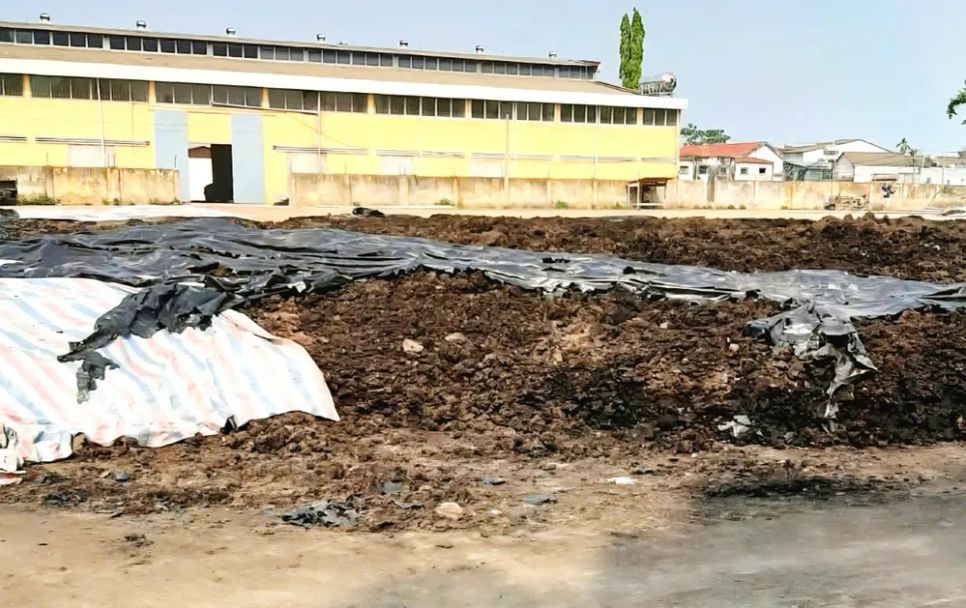 Bãi tập kết bã cà phê của Công ty TNHH đầu tư - phát triển H.P. gây mùi hôi thối nồng nặc