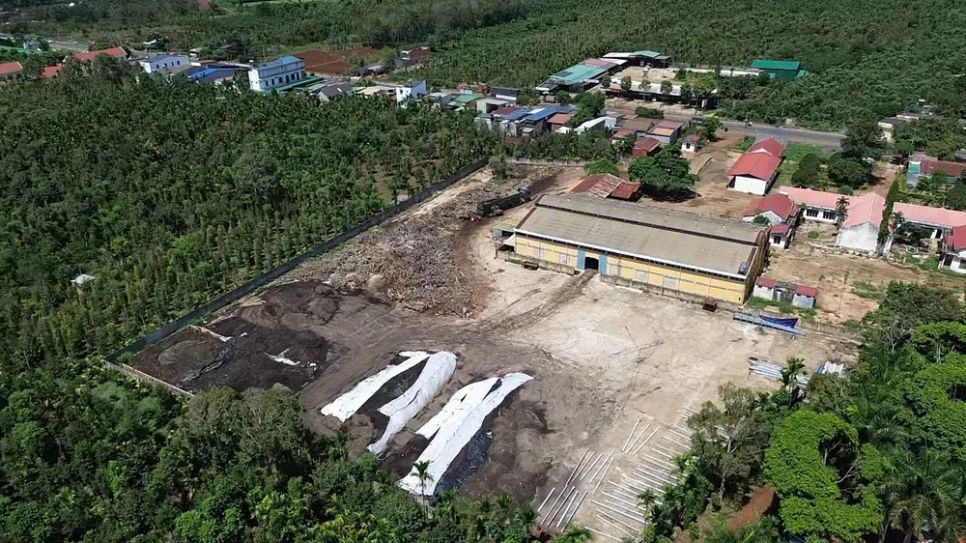 Bãi tập kết bã cà phê của Công ty TNHH đầu tư - phát triển H.P. nhìn từ trên cao