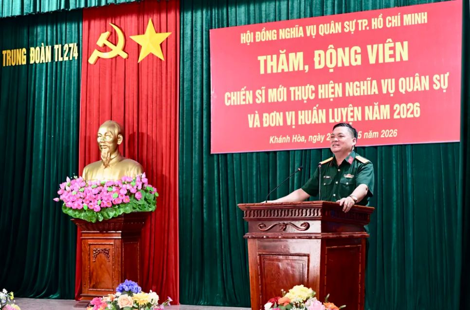 Đại tá Trần Văn Cư, Phó Tư lệnh Bộ Tư lệnh TPHCM phát biểu động viên chiến sĩ mới. Ảnh: VĂN MINH Đại tá Trần Văn Cư, Phó Tư lệnh Bộ Tư lệnh TPHCM phát biểu động viên chiến sĩ mới. Ảnh: VĂN MINH