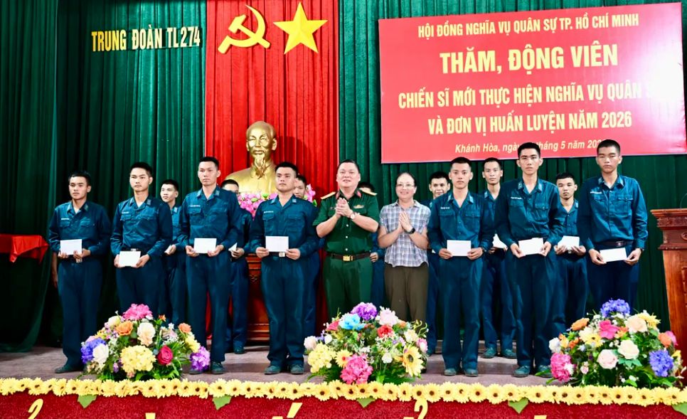 Đại tá Trần Văn Cư, Phó Tư lệnh Bộ Tư lệnh TPHCM và đồng chí Nguyễn Thị Minh Vân, Phó Giám đốc Sở Tài chính TPHCM tặng quà động viên chiến sĩ mới. Ảnh: VĂN MINH Đại tá Trần Văn Cư, Phó Tư lệnh Bộ Tư lệnh TPHCM và đồng chí Nguyễn Thị Minh Vân, Phó Giám đốc Sở Tài chính TPHCM tặng quà động viên chiến sĩ mới. Ảnh: VĂN MINH