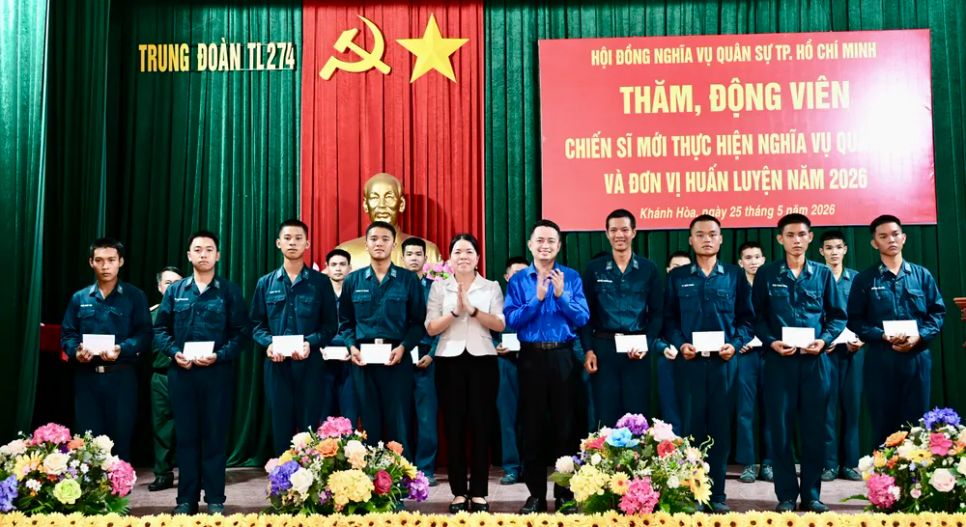 Đồng chí Nguyễn Thị Ngọc Xuân, Phó Chủ tịch Ủy ban MTTQ Việt Nam TPHCM, Chủ tịch Hội Liên hiệp Phụ nữ TPHCM và Phó Bí thư Thành đoàn, Chủ tịch Hội Liên hiệp Thanh niên TPHCM Lê Tuấn Anh tặng quà đến các chiến sĩ mới. Ảnh: VĂN MINH Đồng chí Nguyễn Thị Ngọc Xuân, Phó Chủ tịch Ủy ban MTTQ Việt Nam TPHCM, Chủ tịch Hội Liên hiệp Phụ nữ TPHCM và Phó Bí thư Thành đoàn, Chủ tịch Hội Liên hiệp Thanh niên TPHCM Lê Tuấn Anh tặng quà đến các chiến sĩ mới. Ảnh: VĂN MINH
