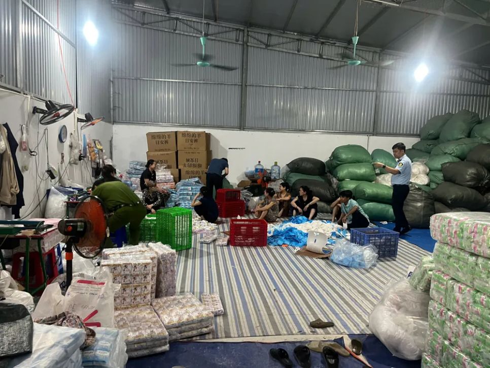 Lực lượng chức năng kiểm tra cơ sở đóng gói tại xã Yên Mỹ. Ảnh: CỤC QUẢN LÝ VÀ PHÁT TRIỂN THỊ TRƯỜNG TRONG NƯỚC