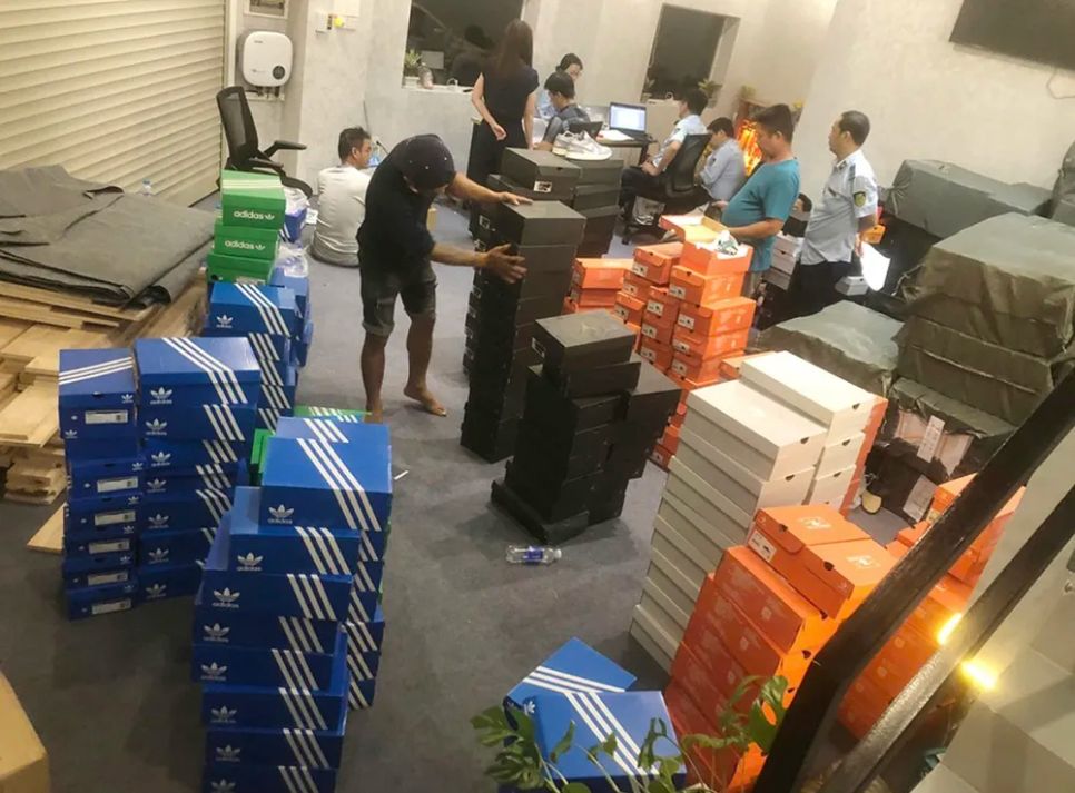 Cơ quan chức năng kiểm đếm lô hàng vi phạm . Ảnh : HÂN GIA