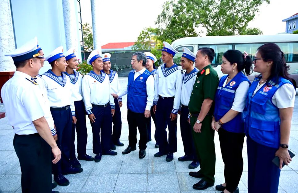 Đồng chí Nguyễn Phước Lộc cùng các đại biểu đoàn TPHCM thăm, động viên các chiến sĩ mới là con em ở TPHCM đang thực hiện nghĩa vụ quân sự tại Lữ đoàn 957. Ảnh: VĂN MINH