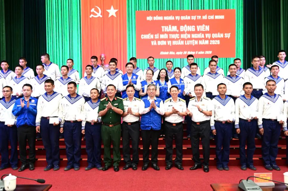 Đồng chí Nguyễn Phước Lộc cùng các đại biểu thăm, động viên các chiến sĩ mới. Ảnh: VĂN MINH