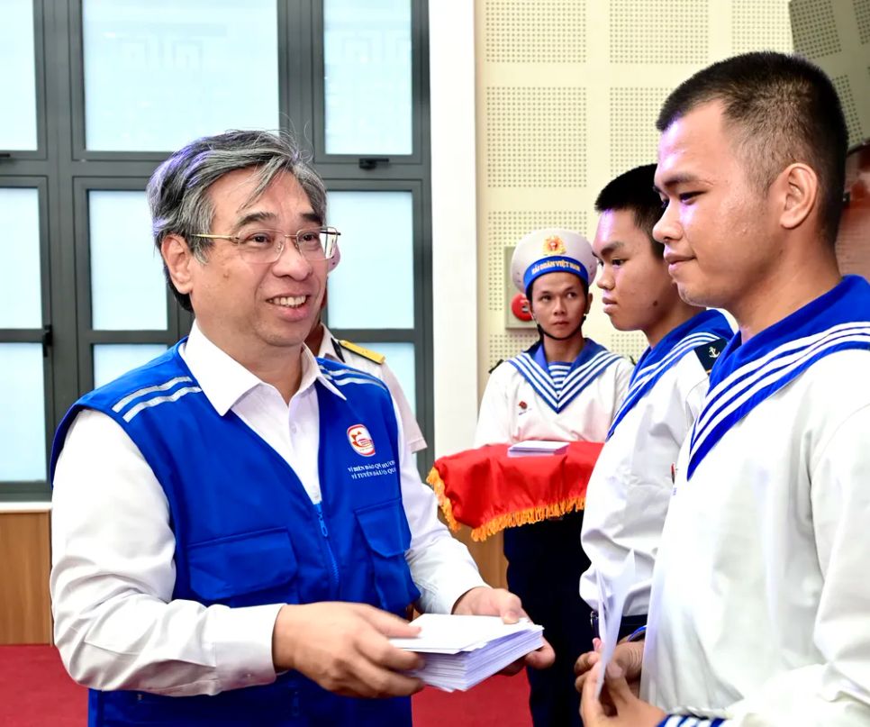 Đồng chí Nguyễn Phước Lộc thăm, động viên và trao quà đến các chiến sĩ mới. Ảnh: VĂN MINH