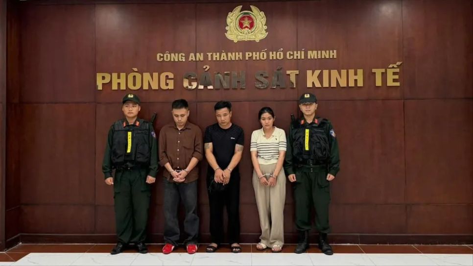 Đặng Tuấn Vũ (áo nâu), Mai Quý Dương (áo đen) và kế toán Lê Ngọc Anh (áo trắng) bị bắt giữ để điều tra về hành vi trốn thuế
