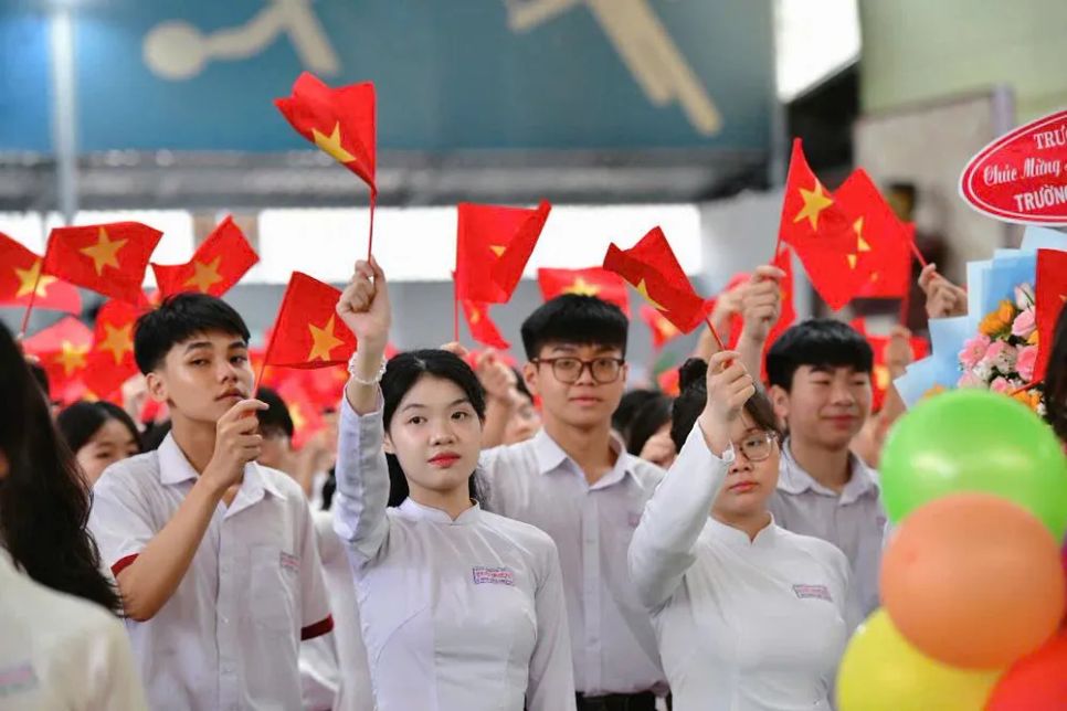 Học sinh Trường THPT Nguyễn Trung Trực trong ngày kỷ niệm 50 năm truyền thống nhà trường