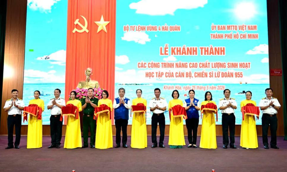 Đồng chí Nguyễn Phước Lộc cùng các đại biểu cắt băng khánh thành các công trình. Ảnh: VĂN MINH Đồng chí Nguyễn Phước Lộc cùng các đại biểu cắt băng khánh thành các công trình. Ảnh: VĂN MINH