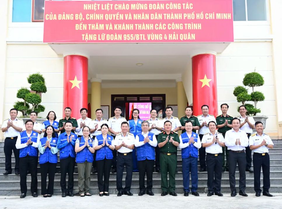 Đồng chí Nguyễn Phước Lộc cùng các đại biểu đến dự lễ khánh thành. Ảnh: VĂN MINH Đồng chí Nguyễn Phước Lộc cùng các đại biểu đến dự lễ khánh thành. Ảnh: VĂN MINH