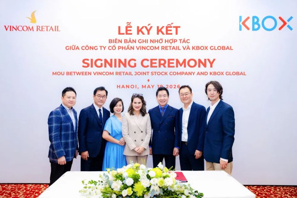 Buổi lễ ký kết có sự hiện diện của Tổng Giám đốc Vincom Retail, Chủ tịch Black Lotus Group, đại diện EastBridge Partners và nghệ sĩ Park Sang-won – Chủ tịch Quỹ Văn hoá và Nghệ thuật Seoul.