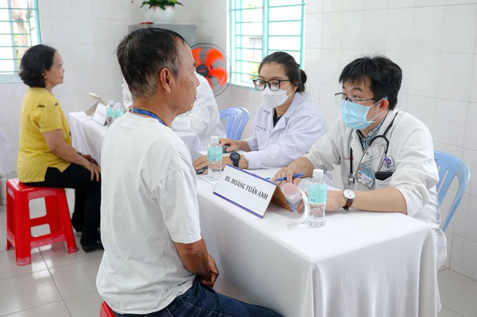 Bác sĩ Bệnh viện Nhân dân Gia Định thăm khám cho người dân