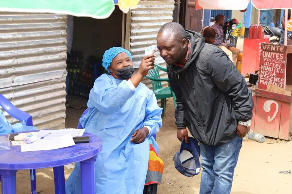 Nhân viên y tế kiểm tra nhiệt độ người dân nhằm kiểm soát sự lây lan của dịch Ebola tại Ituri, CHDC Congo, ngày 23-5. ẢNH: THX Nhân viên y tế kiểm tra nhiệt độ người dân nhằm kiểm soát sự lây lan của dịch Ebola tại Ituri, CHDC Congo, ngày 23-5. ẢNH: THX