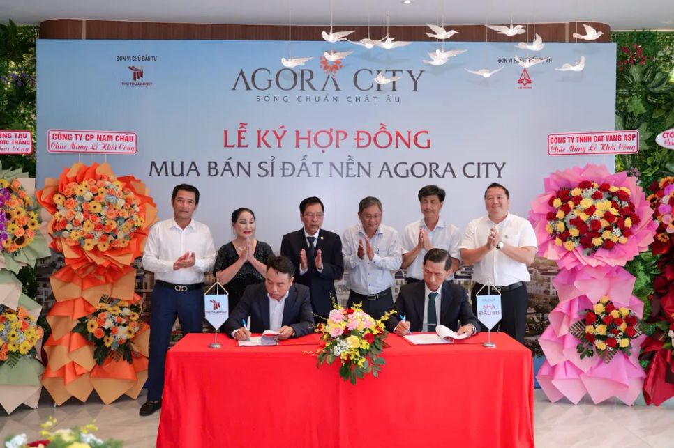 Lễ ký kết hợp đồng mua bán sỉ giữa chủ đầu tư và đại diện nhóm nhà đầu tư