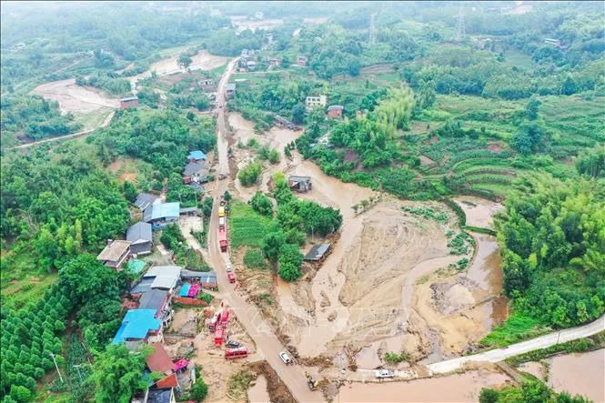 Hiện trường sạt lở đất do lũ quét tại quận Vĩnh Xuyên, Trùng Khánh, Trung Quốc, ngày 25-5. Ảnh: THX/TTXVN. Hiện trường sạt lở đất do lũ quét tại quận Vĩnh Xuyên, Trùng Khánh, Trung Quốc, ngày 25-5. Ảnh: THX/TTXVN.