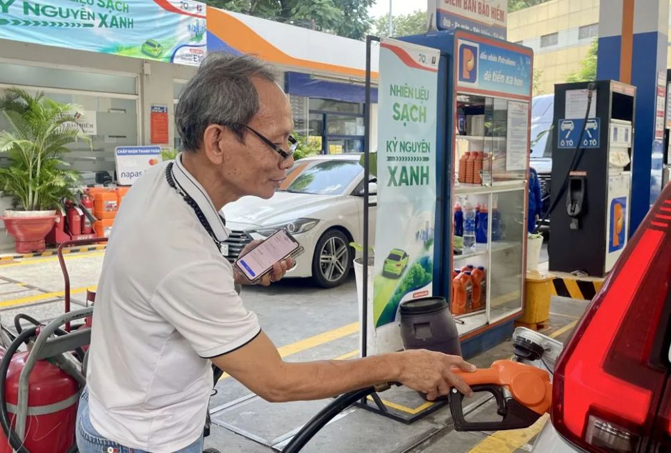 Người tiêu dùng chọn xăng E10 tại cửa hàng xăng Petrolimex trên đường Phạm Hồng Thái, phường Bến Thành, TPHCM. Ảnh: HOÀNG HÙNG Người tiêu dùng chọn xăng E10 tại cửa hàng xăng Petrolimex trên đường Phạm Hồng Thái, phường Bến Thành, TPHCM. Ảnh: HOÀNG HÙNG