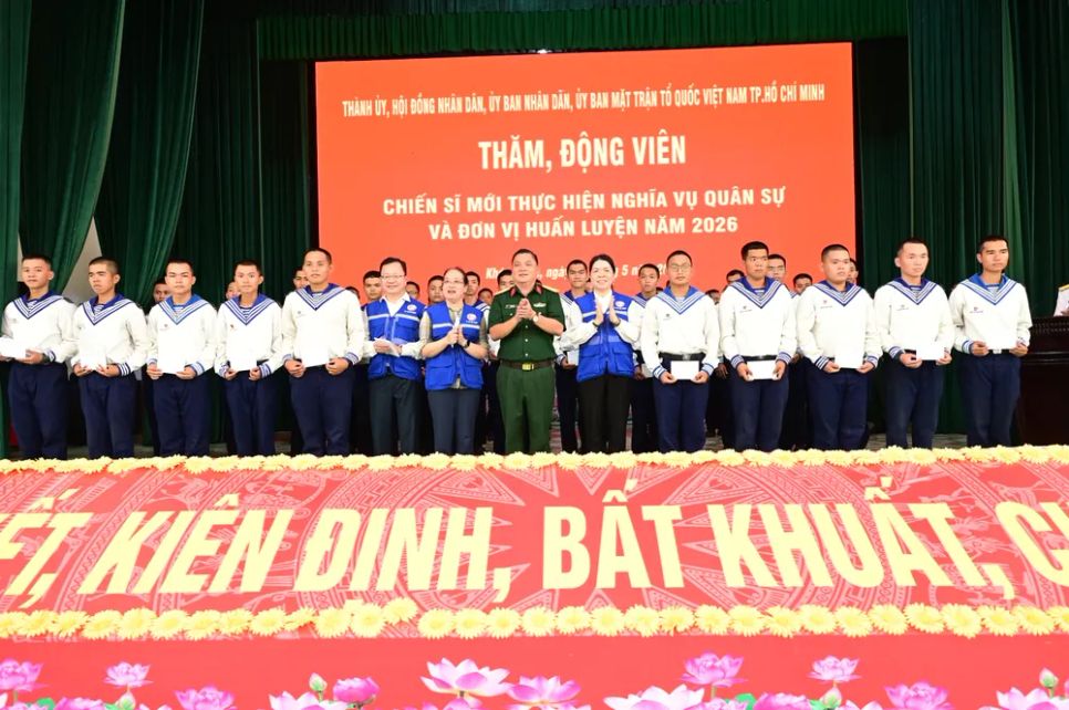 Đại tá Trần Văn Cư cùng các đại biểu thăm, động viên chiến sĩ mới tại Lữ đoàn 101. Ảnh: VĂN MINH