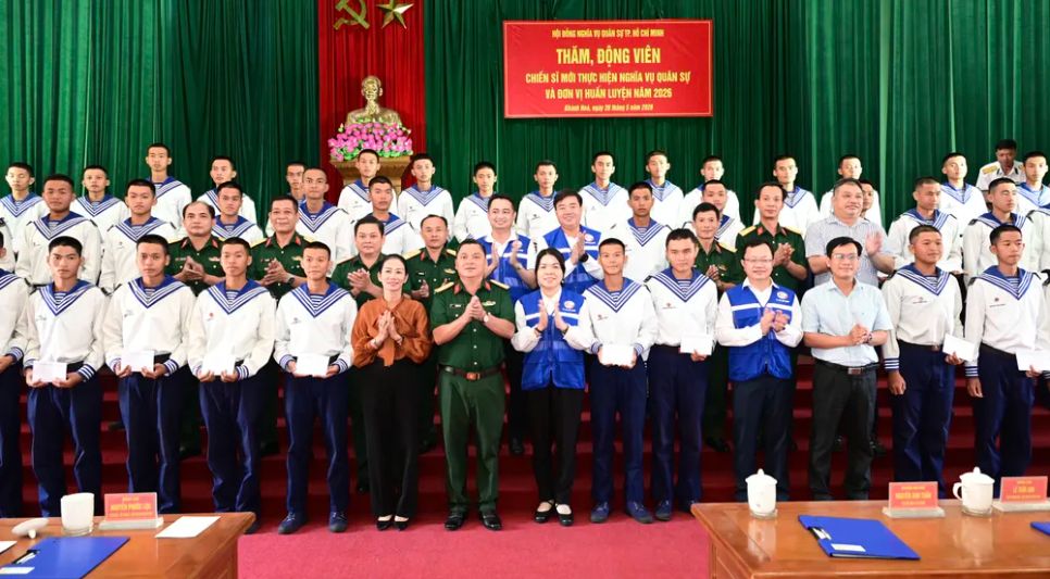 Đại tá Trần Văn Cư cùng các đại biểu trao quà động viên các chiến sĩ mới. Ảnh: VĂN MINH