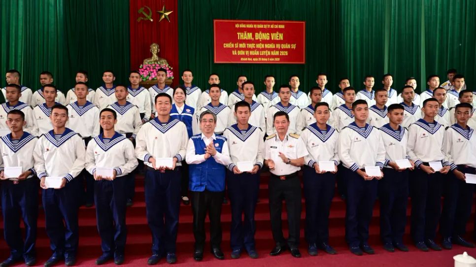 Đồng chí Nguyễn Phước Lộc cùng các đại biểu trao quà động viên các chiến sĩ mới. Ảnh: VĂN MINH