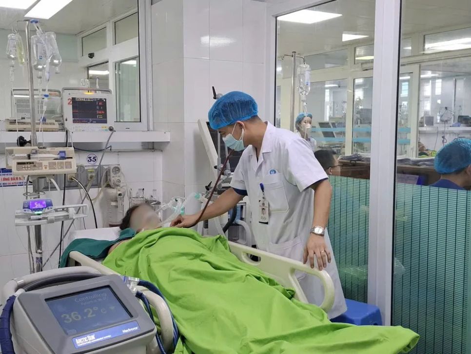 Bệnh nhân bị sốc nhiệt trong tình trạng nguy kịch đang được điều trị tại Bệnh viện đa khoa tỉnh Phú Thọ. Ảnh: BVCC