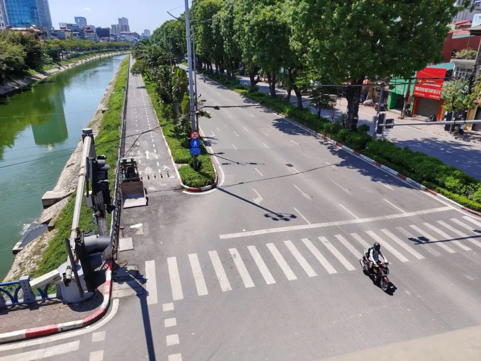Các bác sĩ khuyến cáo người dân hạn chế ra đường vào thời điểm giữa trưa khi nhiệt độ lên rất cao. Ảnh: MINH KHANG