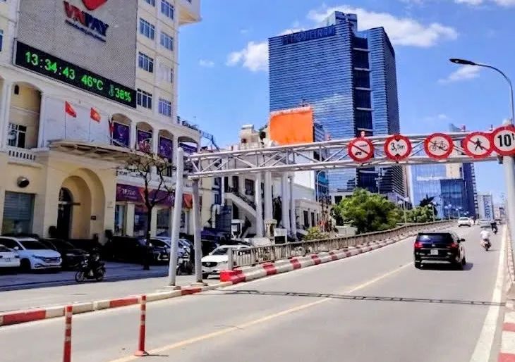 Nhiệt độ ngoài trời tại một tuyến phố ở Hà Nội lúc đầu giờ chiều lên rất cao. Ảnh: MINH KHANG