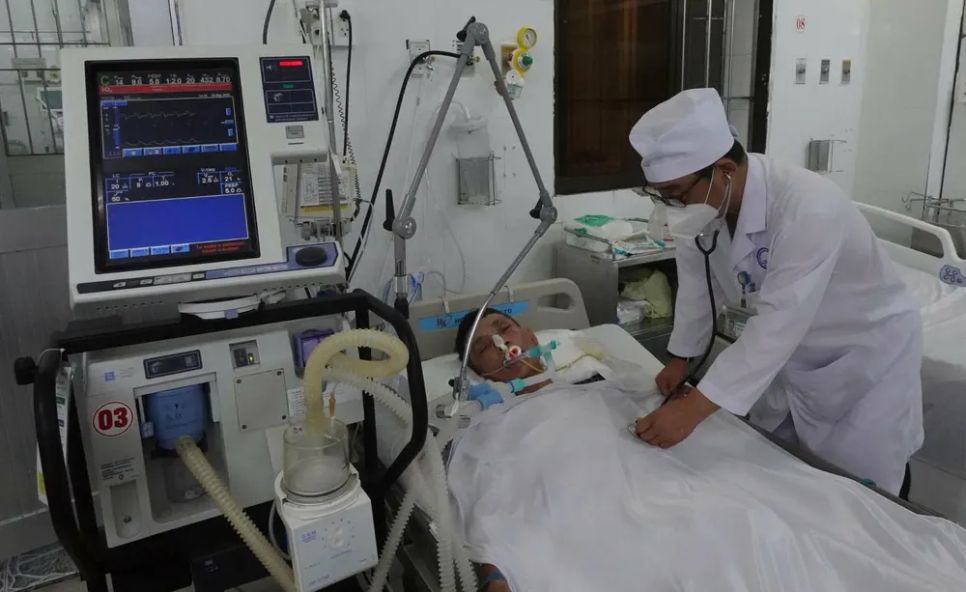 Bệnh nhân nghi ngộ độc rượu đang được theo dõi, điều trị tại Khoa hồi sức tích cực và chống độc, Bệnh viện đa khoa Cà Mau