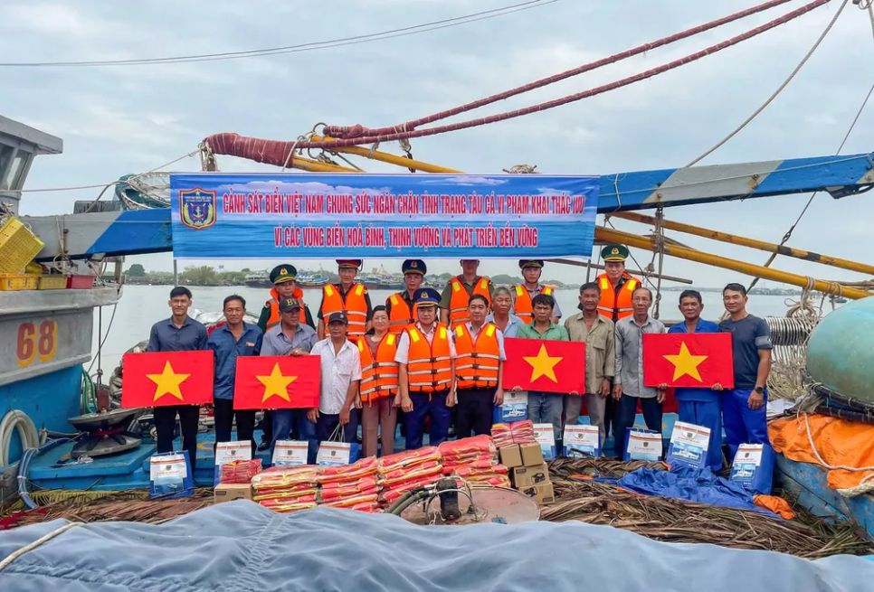 Bộ Tư lệnh Vùng Cảnh sát biển 3 đồng hành với ngư dân TPHCM