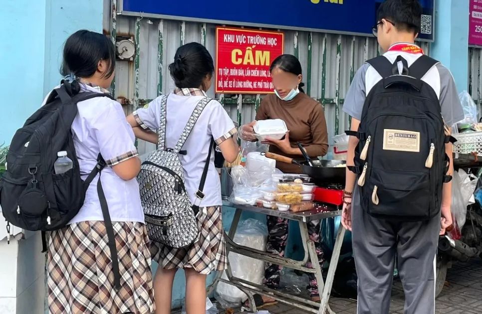 Thức ăn đường phố gây lo ngại về nguy cơ mất ATTP. Ảnh: KIM HUYỀN