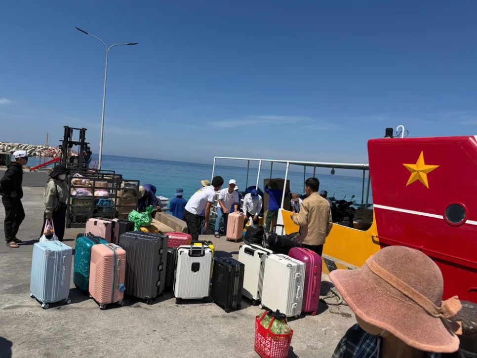Hành khách lưu trú ở Lý Sơn trong mùa lễ hội. Ảnh: NGUYỄN TRANG