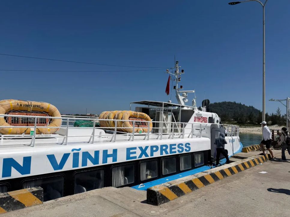 Tàu cập bến tại cảng Bến Đình, đặc khu Lý Sơn. Ảnh: NGUYỄN TRANG