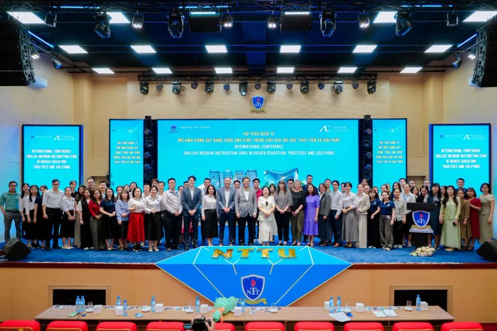 Đông đảo chuyên gia, giảng viên tham gia chia sẻ kinh nghiệm trong đào tạo tiếng Anh tại trường đại học