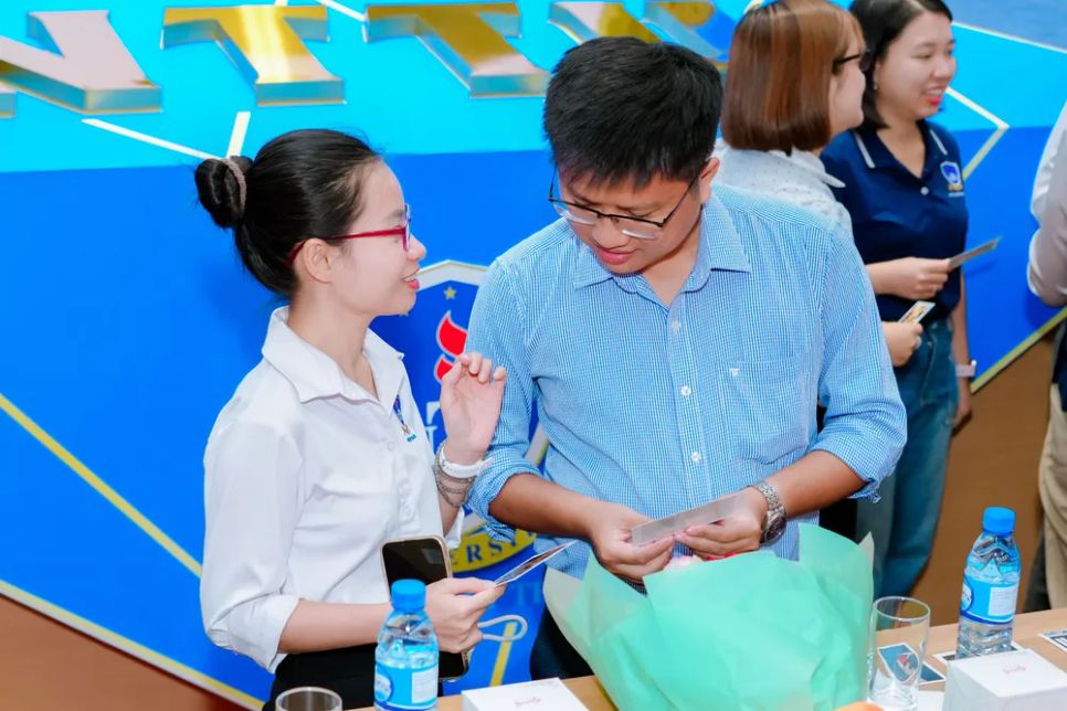 Giảng viên hóa thân thành sinh viên để nắm bắt tâm lý cũng như chia sẻ những khó khăn khi học tiếng Anh