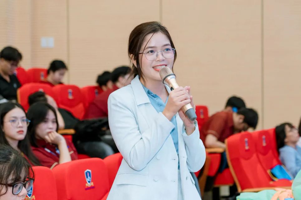 Sinh viên Trường ĐH Nguyễn Tất Thành thẳng thắn chia sẻ về các khó khăn khi học tiếng Anh