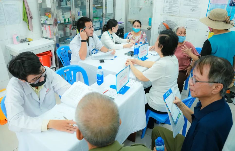 Bác sĩ Bệnh viện Thống Nhất thăm khám sức khỏe cho người dân.