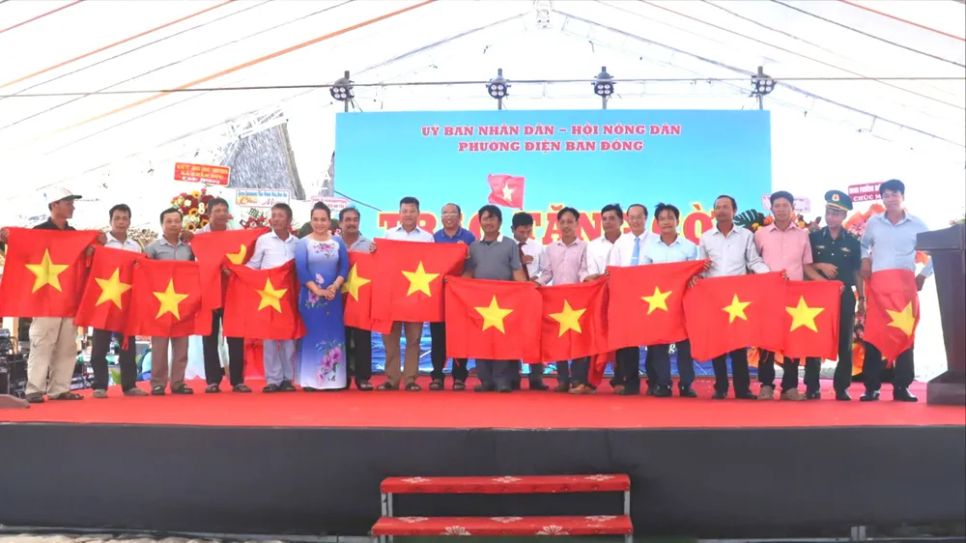 Địa phương cùng các đơn vị trao cờ Tổ quốc cho các ngư dân vươn khơi bám biển