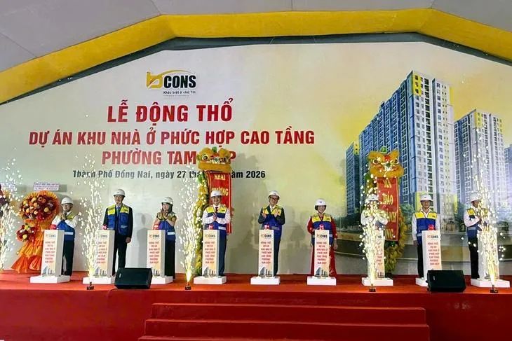 Các đại biểu trong nghi thức khởi công dự án