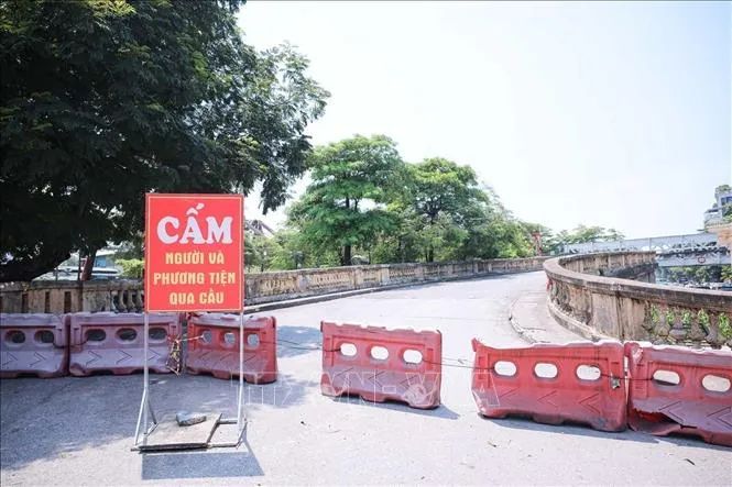 Đến 12h ngày 26-5, lối lên cầu Long Biên từ hướng đường Trần Nhật Duật vẫn được rào chắn. Đến 12h ngày 26-5, lối lên cầu Long Biên từ hướng đường Trần Nhật Duật vẫn được rào chắn.