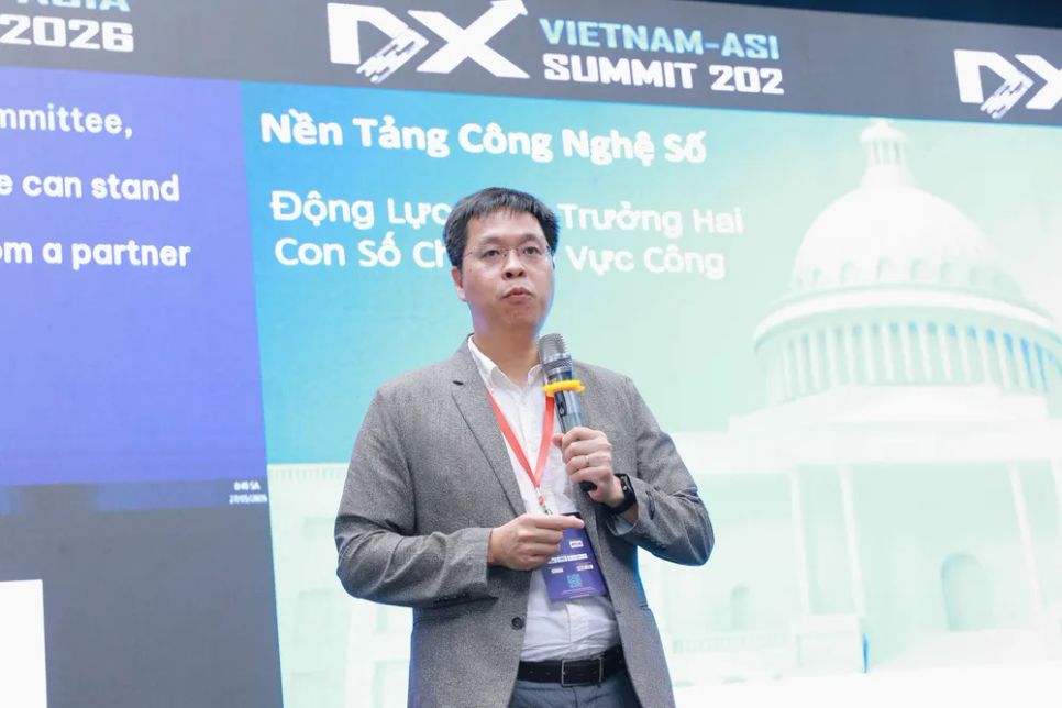 Ông Ngô Thanh Hiền trình bày tham luận tại hội thảo Ông Ngô Thanh Hiền trình bày tham luận tại hội thảo