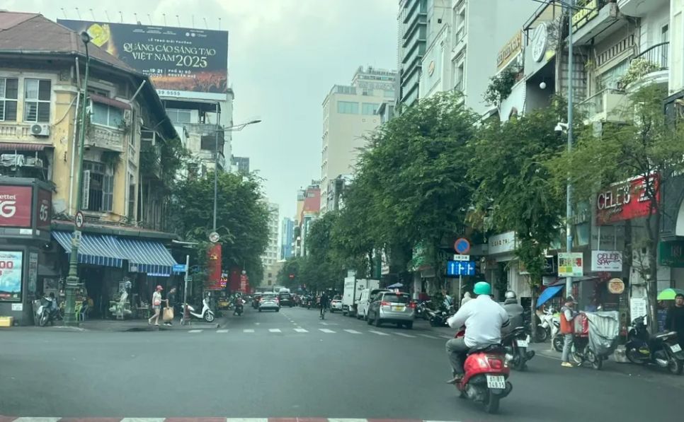 Vỉa hè trên nhiều tuyến đường ở phường Sài Gòn bị lấn chiếm buôn bán, không còn lối đi cho người đi bộ. Ảnh: QUỐC HÙNG