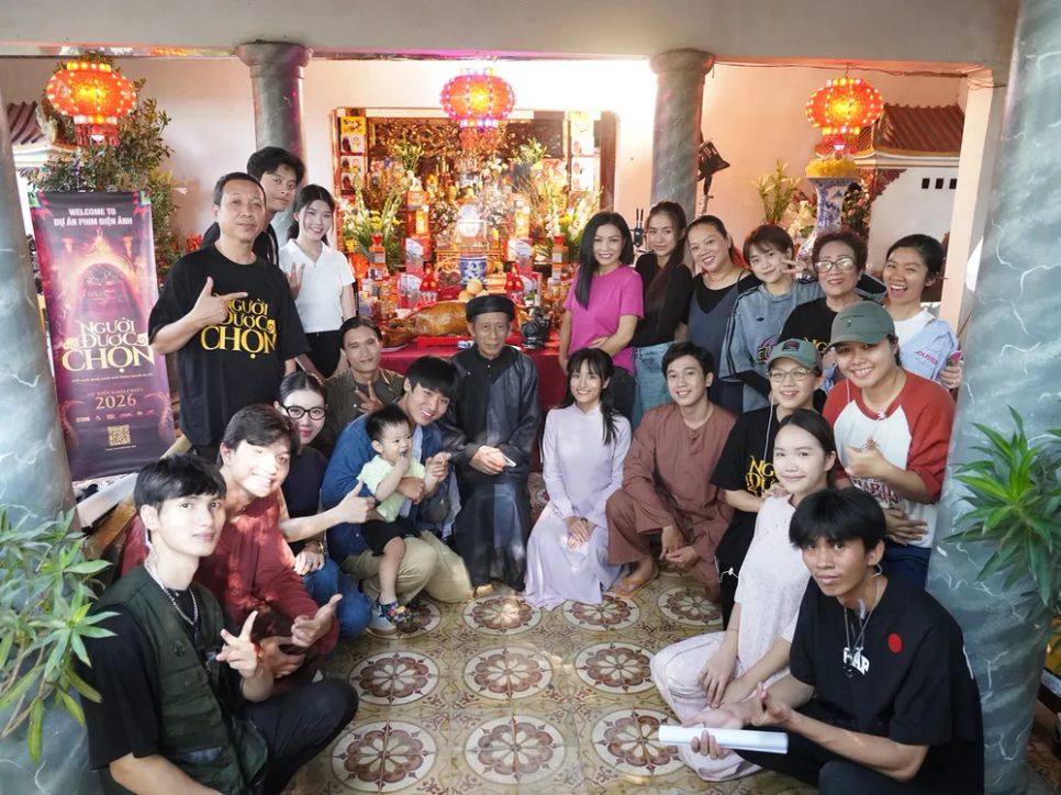 <i>Ê-kíp đoàn phim Người được chọn trong ngày khai máy. Ảnh: ĐPCC</i>