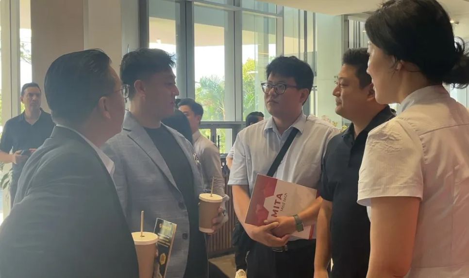 Các đại biểu trao đổi cởi mở bên lề diễn đàn